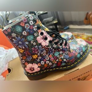 RARE NEW WITH BOX,  Dr. Martens Floral Pascal WL Wanderlust Boots